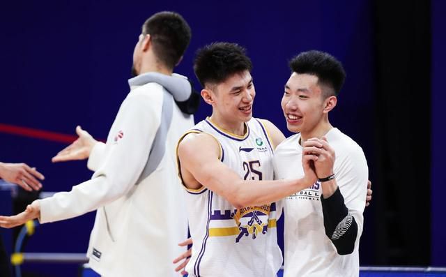 灶房里，杨华明可没有心思烧水。